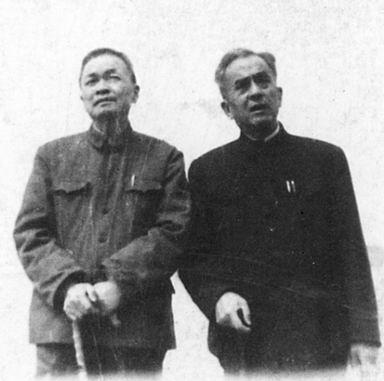 孙冶方与同为经济学家的堂兄薛暮桥(左)合影。