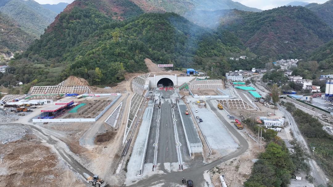 中国中铁重点工程建设_北沿江高铁转体连续梁完成_中国中铁最新消息