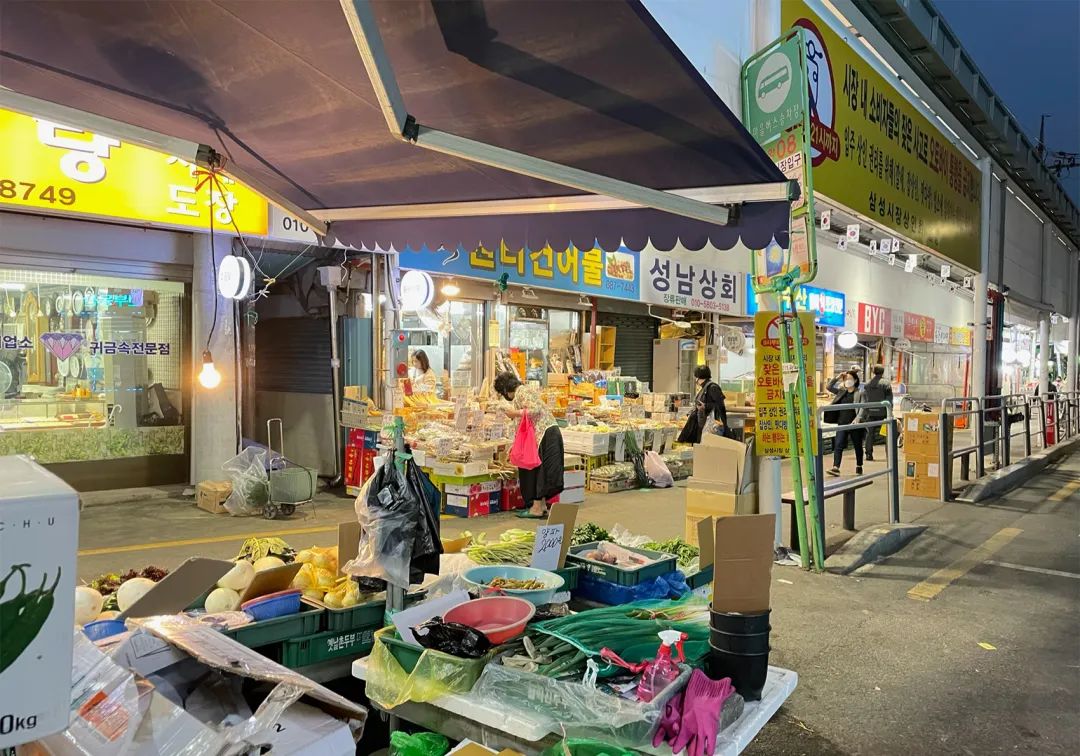 韩国就业竞争激烈，底层劳务竞争小，中国务工人员多集中在这些行业