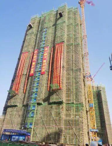 荆州开发区三板桥等片区棚改工程首栋住宅楼主体封顶