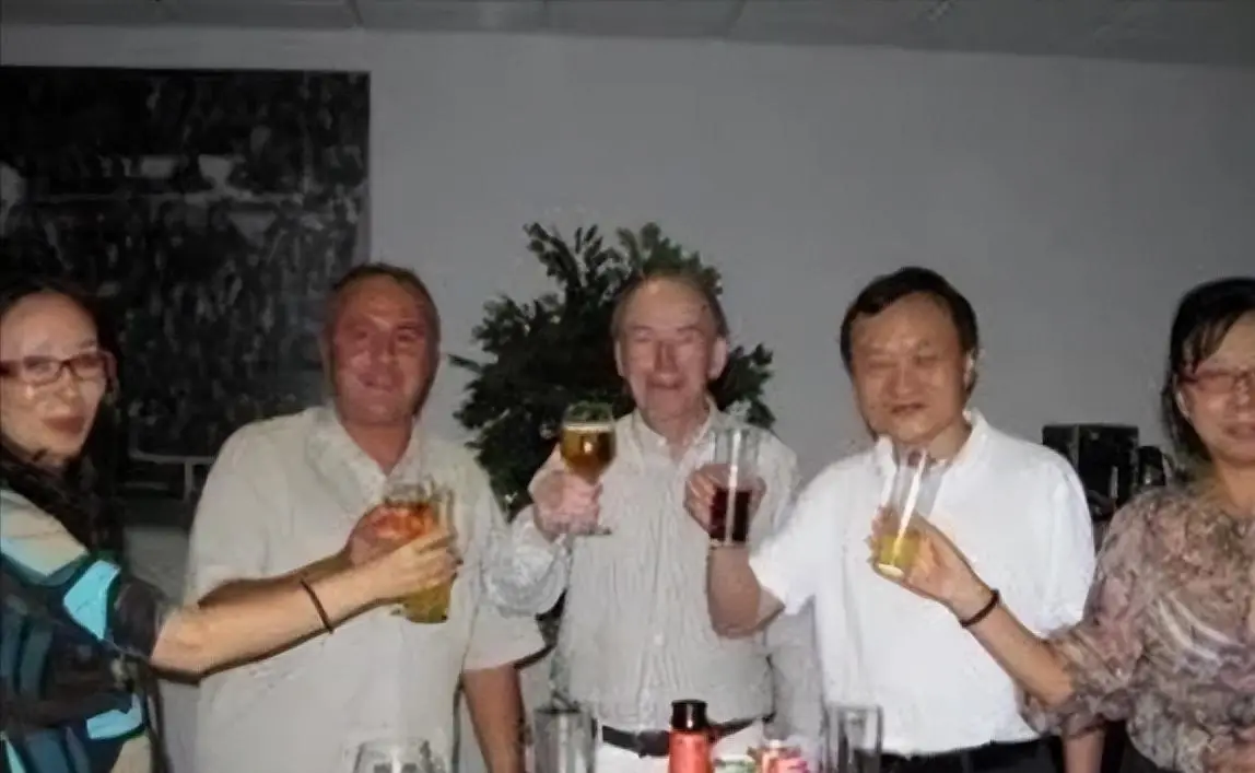 秀丽·霍肯财富观念差异_女富豪戴秀丽离婚记_托尼·霍肯教授离婚原因