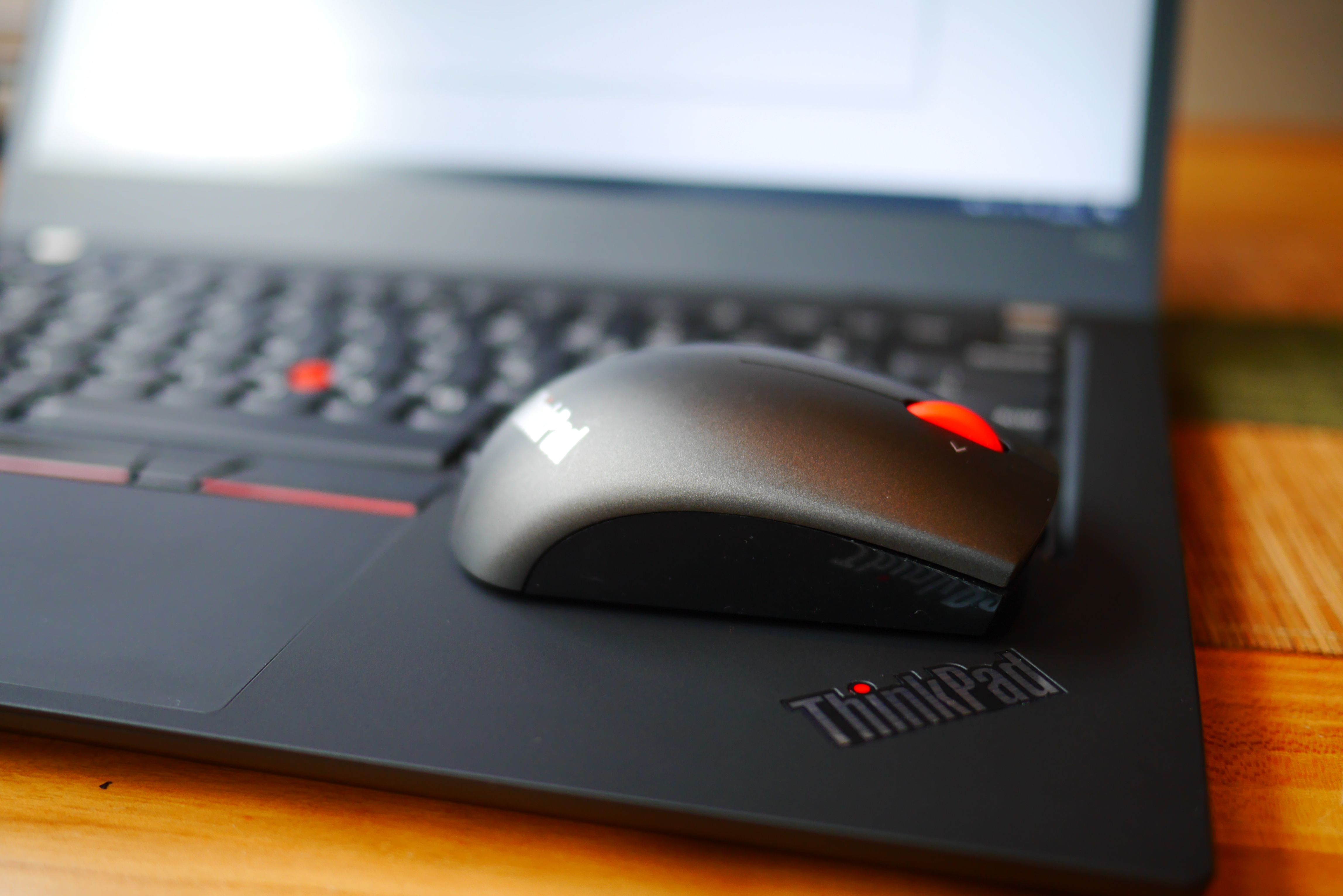 ThinkPad小红点鼠标评测_ThinkPad小黑鼠标蓝光双模_thinkpad指示灯